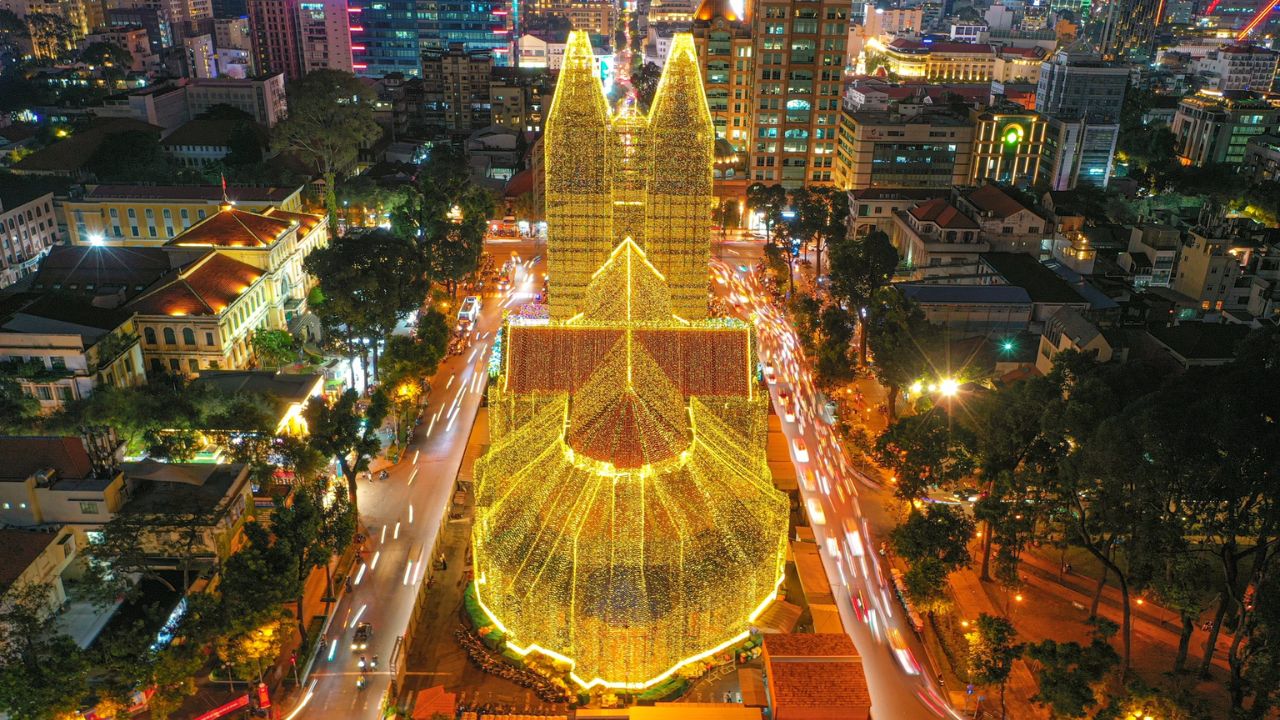 Nhà Thờ Đức Bà Sài Gòn Nơi Chụp Hình Noel 2024