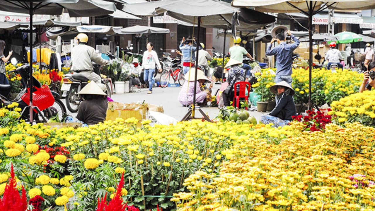 mua sắm tết 2025
