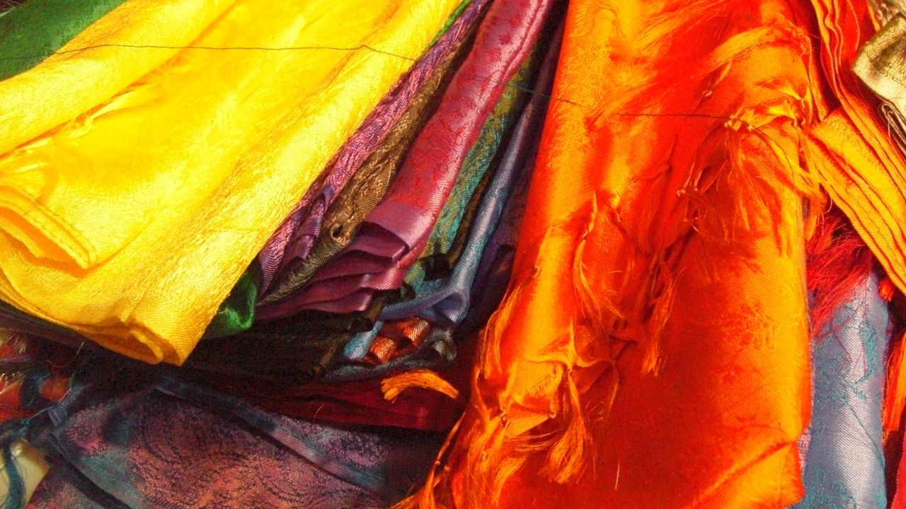 Cách Lựa Chọn Khăn Lụa Áo Dài Tết