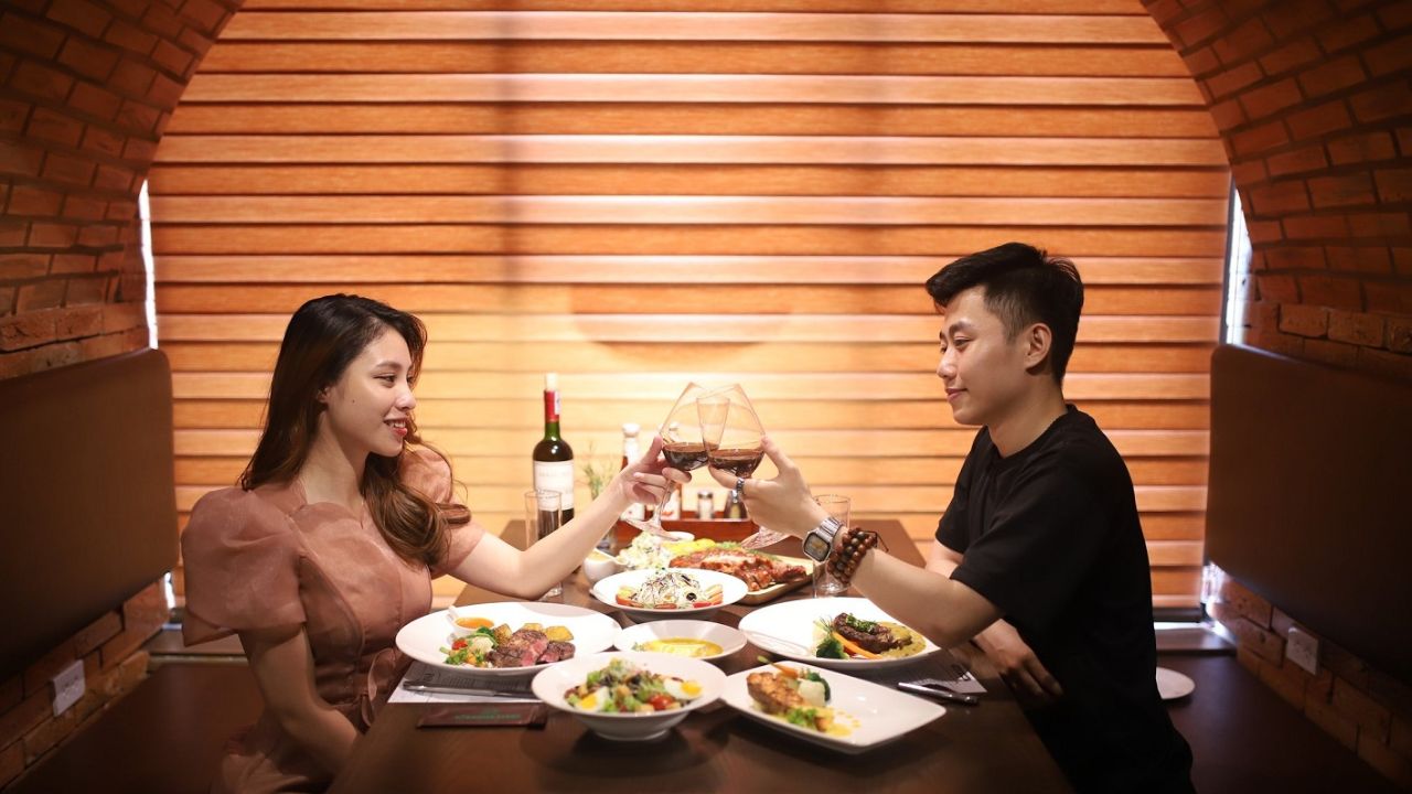 Tổ Chức Một Bữa Tối Bất Ngờ