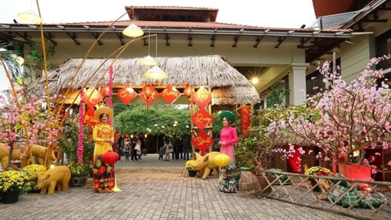 Cổng Chào Tết Làm Bằng Hoa Tươi
