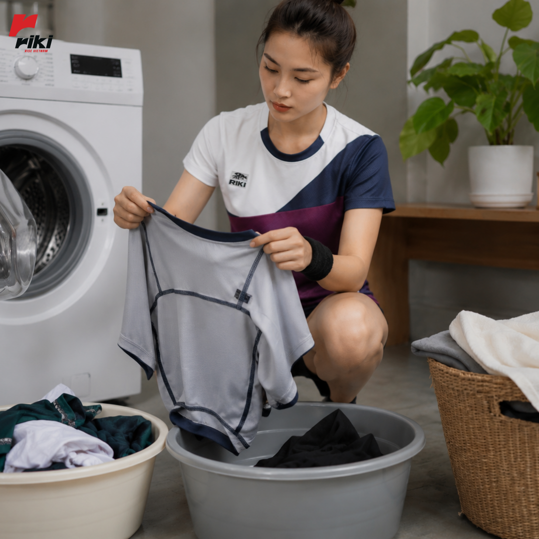 Lộn trái quần áo thể thao trước khi giặt